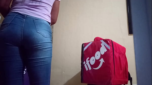 Download Video - Casada trabalhando na loja de a&ccedil;a&iacute; e deu para o entregador do iFood