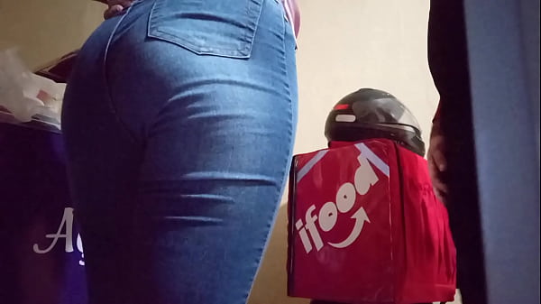 Married working at the açaí store and gave it to the iFood delivery man