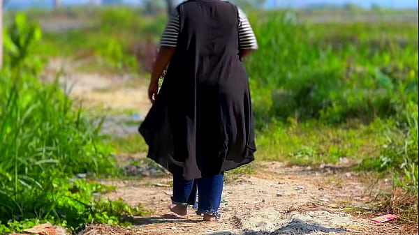 Chubby Muslim Saudi Farm Girl Collect Vegetable & she got Horny after saw a guy مؤخرة كبيرة وصدر ضخم