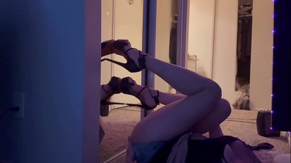 Italiana Big Tits Milf Artemisia Love Showing her hot body wearing shorts and smoking fetish sesh