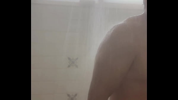 Download Video - Me encanta cuando me invitan al vapor para verme desnudo y despu&eacute;s me manosean y me terminan convenciendo de que me los folle