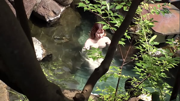 Download Video - 混浴温泉でびんびんになった乳首をひたすらこねくりイカセ 彼氏が居るにも関わらず発情SEX。彼氏への罪悪感よりも快感に流され堕ちる彼女！ Part1