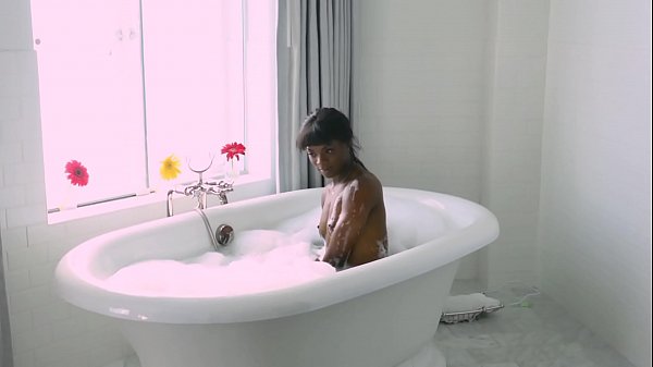Two ebony take a bath together for the first time