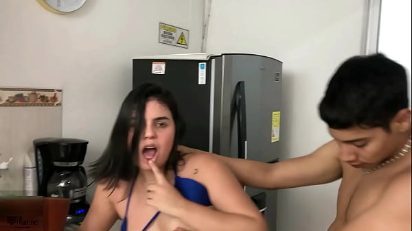Download Video - Milf de tetas perfectas se ensucia el co&ntilde;o con  la gran polla de su hermanastro
