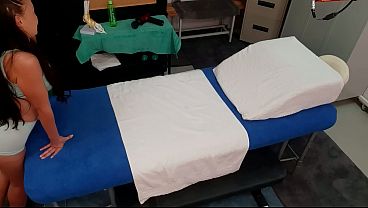 ( CREAMPIE )Follando con CHICA DE 18 A&Ntilde;OS en la consulta de masaje