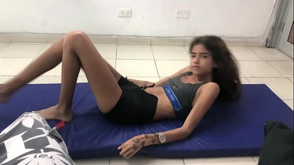 Download Video - Mi hermanastra peque&ntilde;a esta haciendo ejercicios y le ayudo con su cardio me la follo duro - porno en espa&ntilde;ol HISTORIA COMPLETA