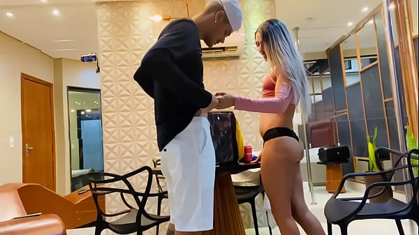 Download Video - MOTOBOY ENTREGADOR DO IFOOD SORTUDO METENDO NO CUZINHO DA SAFADA VIVI-SEXYDOLL