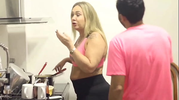 Comendo a amiga da minha esposa na sala enquanto minha esposa esta na cozinha na cozinha