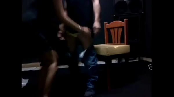 Me follo a mi nena en un lugar oscuro, le doy nalgadas hasta ponerle el culito rojo.