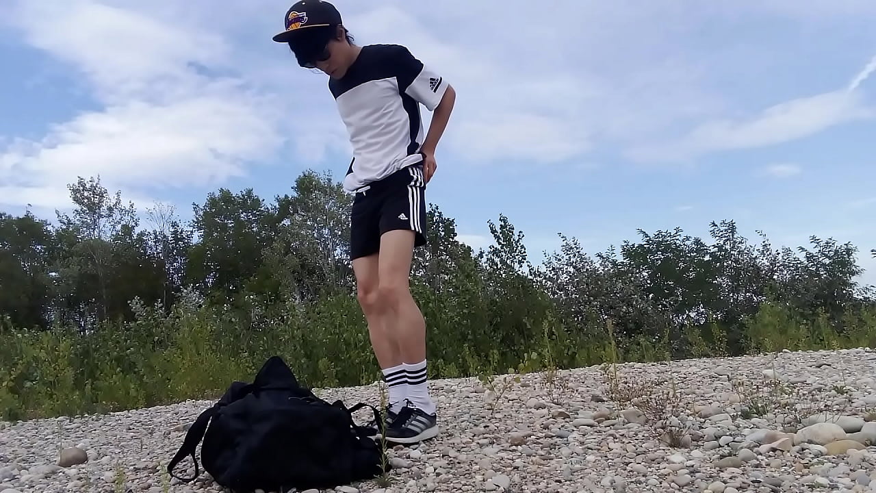 El lindo jovencito Jon Arteen viste un conjunto Adidas negro, muestra su ropa interior, camina bailando libremente, masturbándose a través de sus pantalones cortos y corriéndose al aire libre.
                   cum outdoor young public cumming outdoors outside nature twink sport adidas runner freeballing freeball short shorts no underwear asian twink no undies no boxer muchos negros