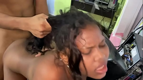 Download Video - me follo a la novia de mi amigo a ver que esta sola en la lasa de la casa