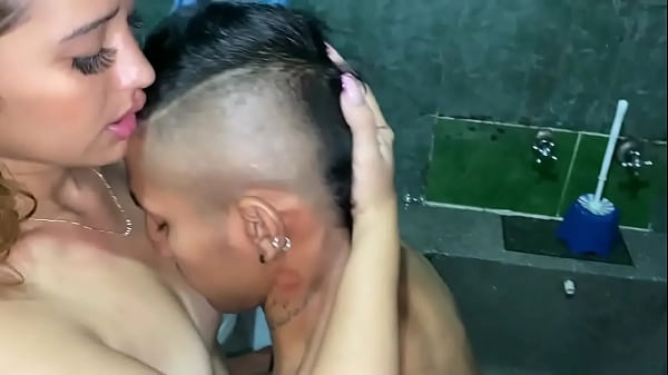 Download Video - me follo el co&ntilde;o de la zorra de mi hijastra el la duche y le doy duro x su co&ntilde;o