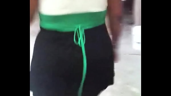 Nalgotas caminando en mini