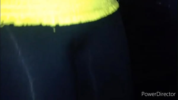 Download Video - Leggins brillosos cachorra marcando culo