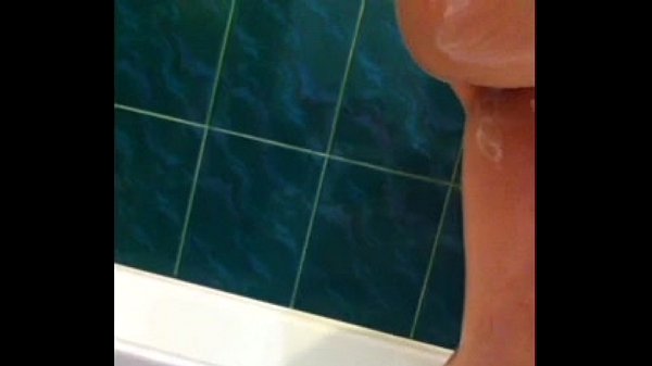 Shaving her pussy.MOV