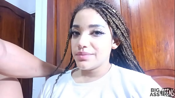 Download Video - Mi sobrina le ayudo a buscar su  peluche por fin me follo el culo grande y co&ntilde;o humedo de sobrina sexy