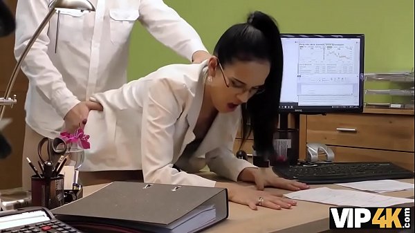 Download Video - VIP4K&period; La brune Elis Dark donne la chatte &agrave; l'agent pour