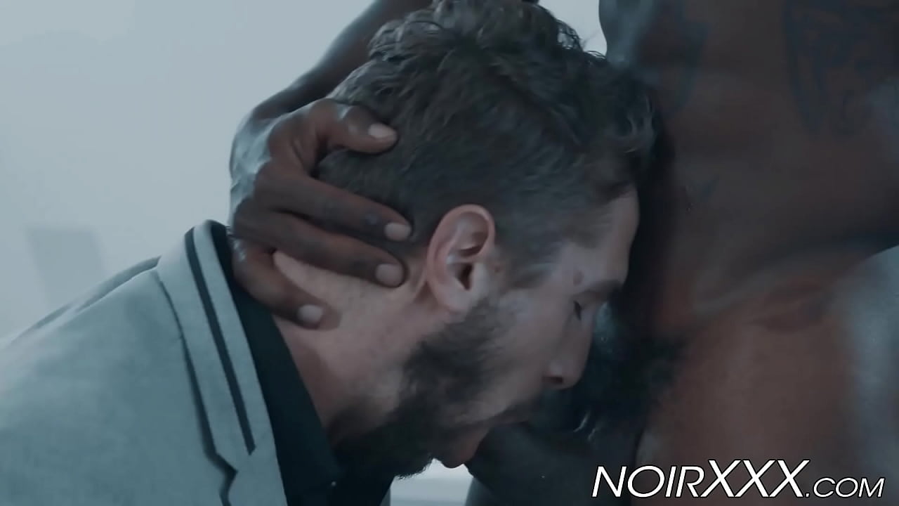 hombre de negocios rimmed y analmente follada por atlético semental negro
                    anal black interracial blowjob gay muscle hunk rimming big cock big dick rimjob bbc hardcore gay noirxxx muchos negros