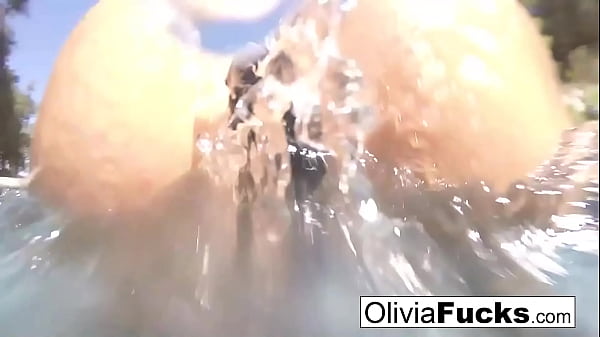 Horny Olivia plays with her pussy underwater