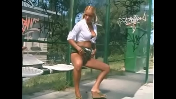 wife pissing outdoor