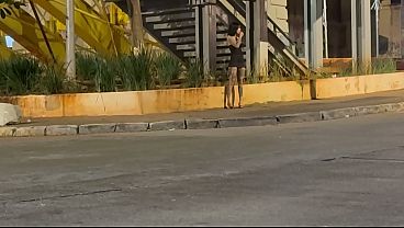 Brinquedo trombou a novinha na sa&iacute;da do baile e rolou muito sexo