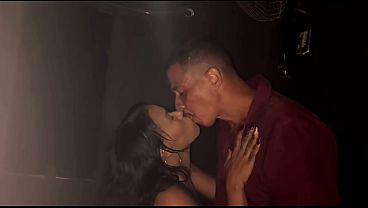 Safada fude gostoso com pau enorme e corno filma todo