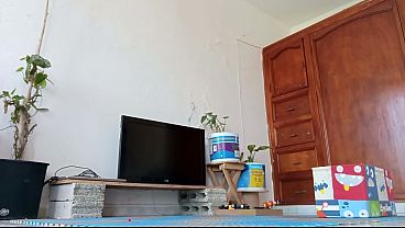 Download Video - Milf putipobre recogiendo los juguetes en el cuarto