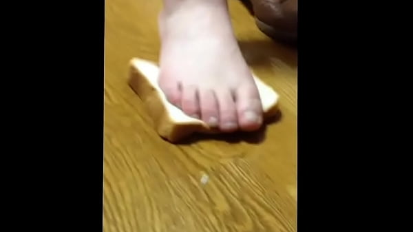 【fetish】Bread food crush Barefoot