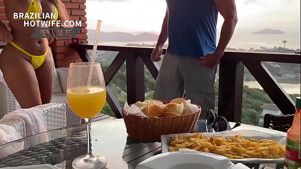 Download Video - RECEBI O SOLTEIRO COM UM MICROBIQUINI E METI MAIS UM CHIFRE NO CORNO