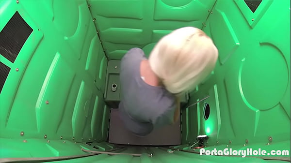 Porta Gloryhole Blonde milf swallowing strangers cum