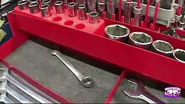 La vue d'une énorme bite dans le gloryhole a donné envie à la blonde infidèle de la sucer. 29 min