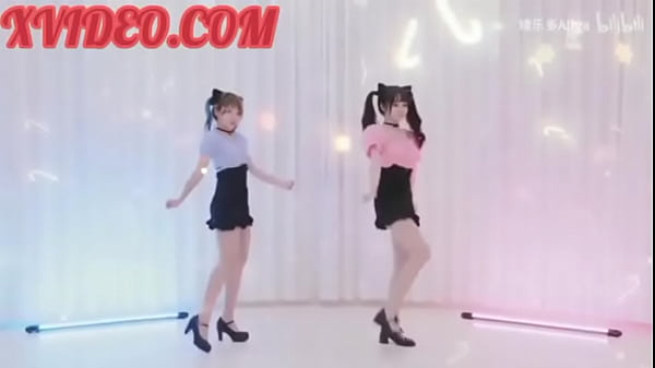 Charming beautiful sister Moaw Moaw Ly practices dancing and dancing in cat cosplay