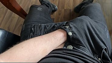 Deutscher Daddy mit zappelndem harten Schwanz in enger Jeans - PhantomGentX
