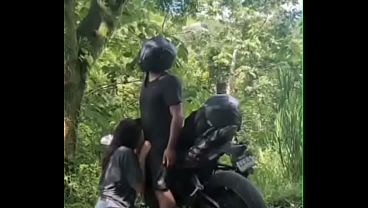 Download Video - Moteros Bikers se alejan de la ruta para un rapidin