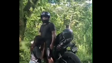 Download Video - Moteros Bikers se alejan de la ruta para un rapidin