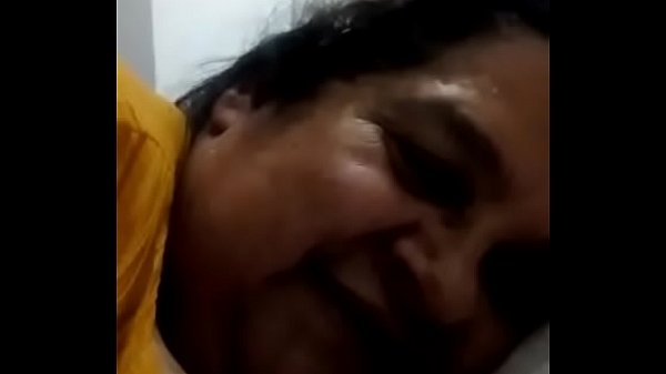 Download Video - Caiu na net novinho seduzi coroa batendo punheta no Whatsapp