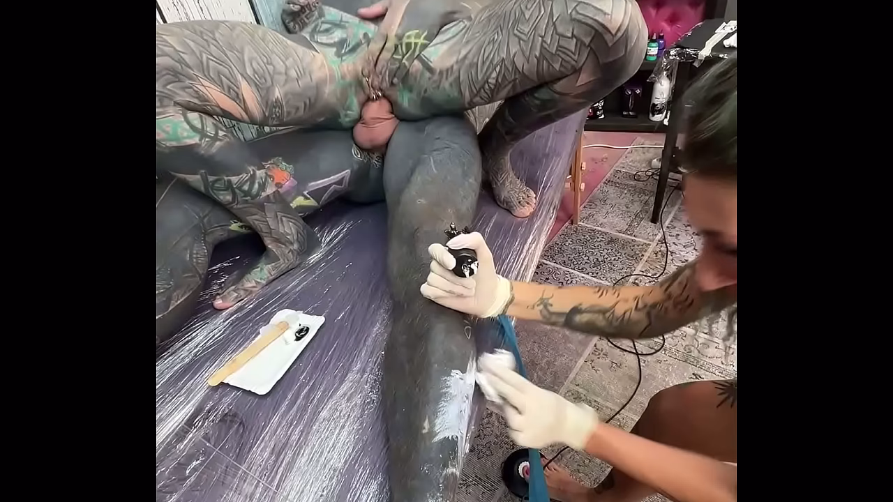 Una sesión de tatuajes y piercings en los pechos se convierte en una salvaje aventura anal.