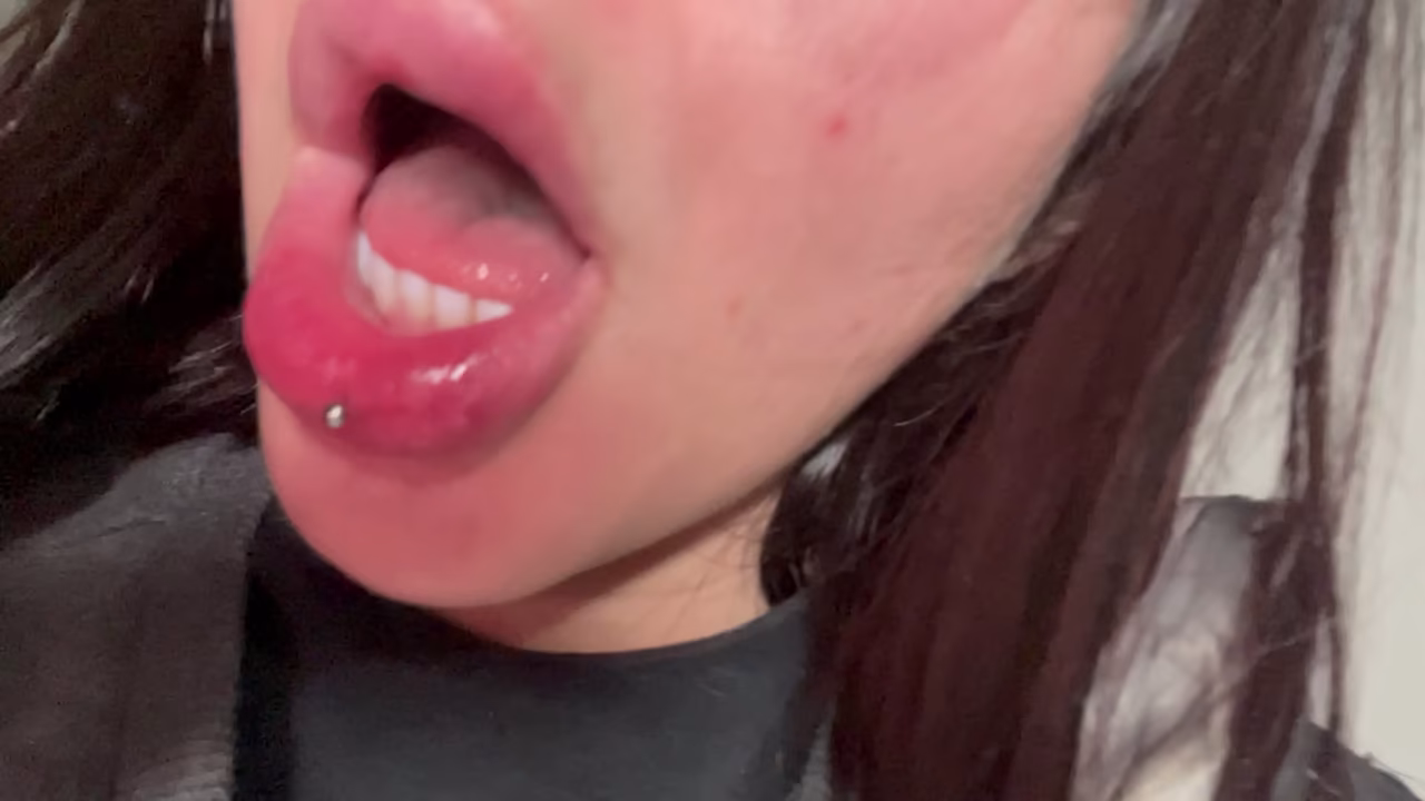 La pequeña ninfa pide leche en su boca.
                   teen brunette amateur muchos negros