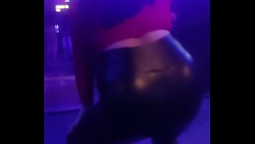 Casada foi com o marido pra festa e se acabou rebolando