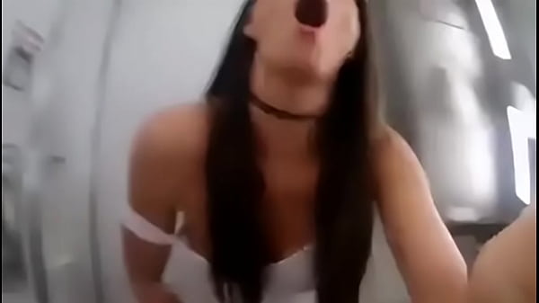 Download Video - Mi amiga me ense&ntilde;a como se masturba en silencio