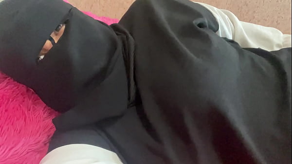 Download Video - Fatma masturbates in panties close up