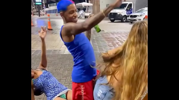 Download Video - Resenha de putaria na rua acaba em fudel&acirc;ncia no carro em movimento&period;
