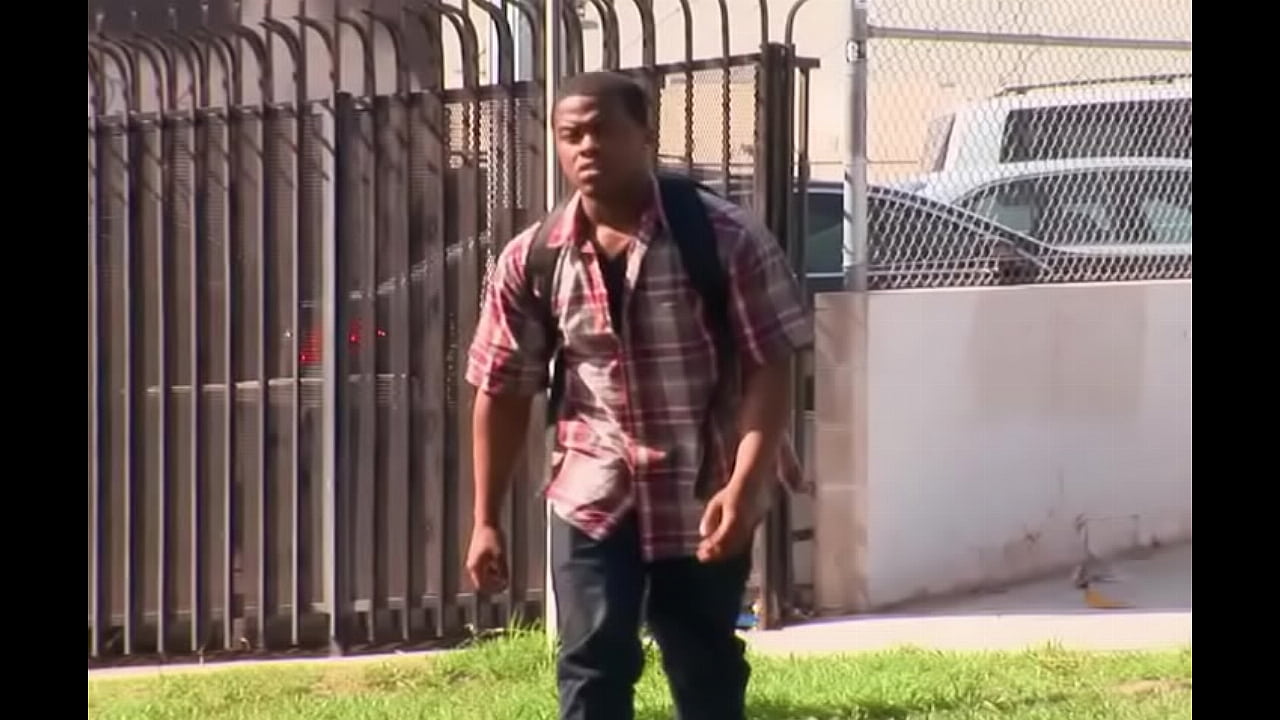 Un galán musculoso se folla a un jovencito para un poco de acción gay entre negros
                    gay solo boys black guy male on male muscular body guy guy muchos negros