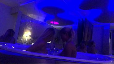 Bathtub Pussy Eating Live Show In The Longue