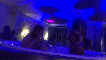 Bathtub Pussy Eating Live Show In The Longue