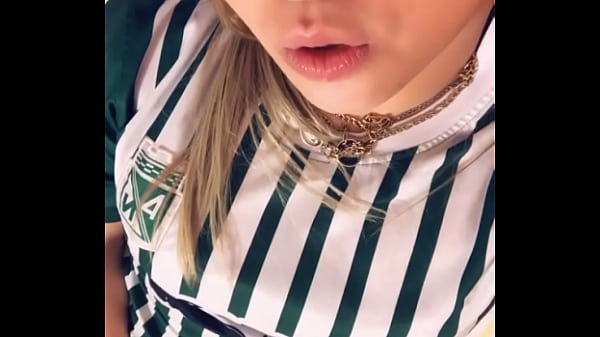 Download Video - Belinda Baronne Ch toc&aacute;ndose con el chupete y despu&eacute;s se chupa el chupete&period;
