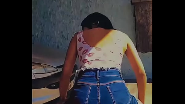 Novinha gostosa delicia dan&ccedil;ando funk de saia mostrando calcinha