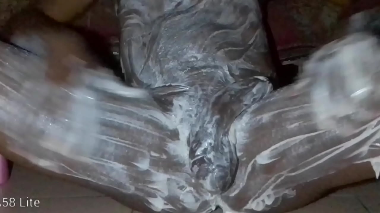 HOMBRE SOLITARIO AFRICANO VIERTE LOCIÓN CORPORAL EN ESTA POLLA Y CULO
                   black bedroom big cock solo masturbation muchos negros