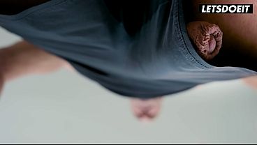 彼が私のマンコを舐めている間に、彼のボーイフレンドが私の喉に自分のペニスを突っ込んできた