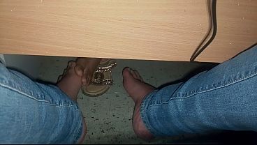 Mi amiga le encanta jugar con mis pies
